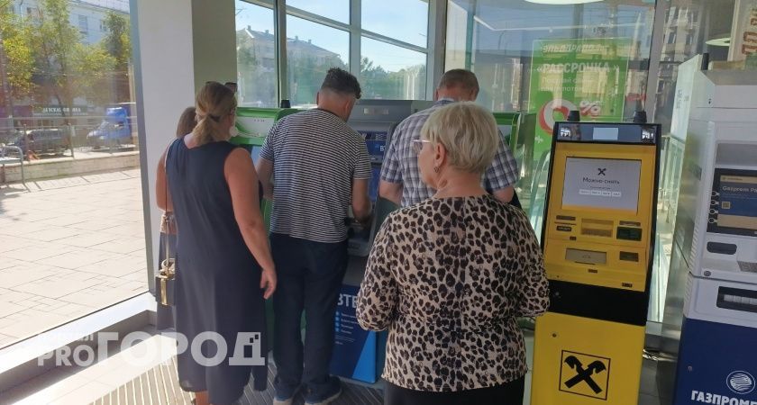 Снимать и класть деньги на карту без внимания налоговой уже не выйдет: какая сумма вызовет подозрения