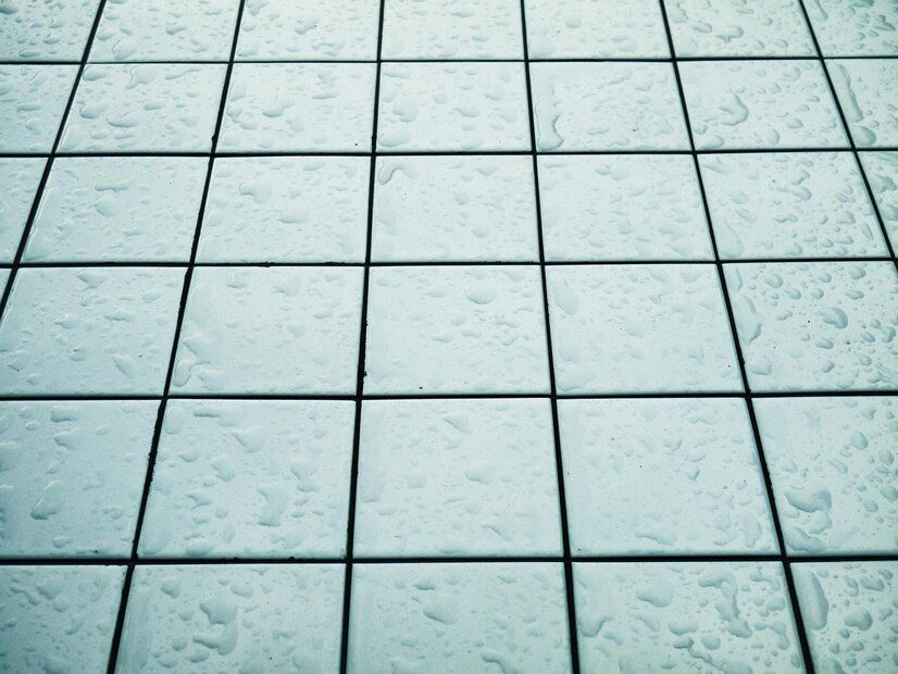 Скользкая плитка: причины и решение проблемы