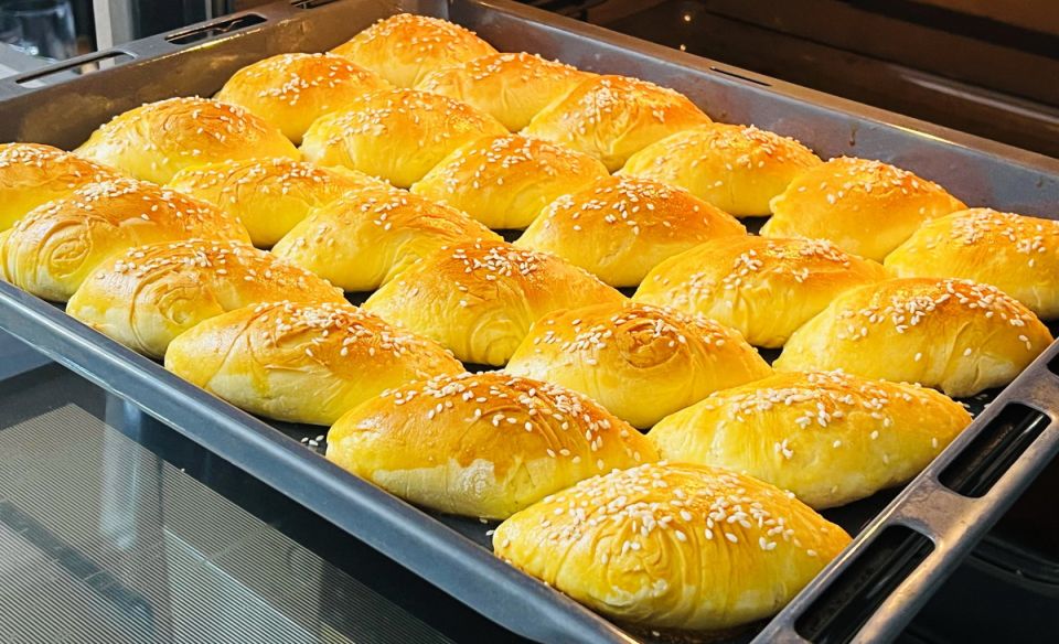 Уютная выпечка из кефира и творческой начинки: как её повторить дома