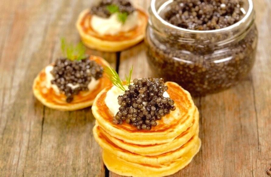 Оладьи: наливные чудеса с икрой и соусами