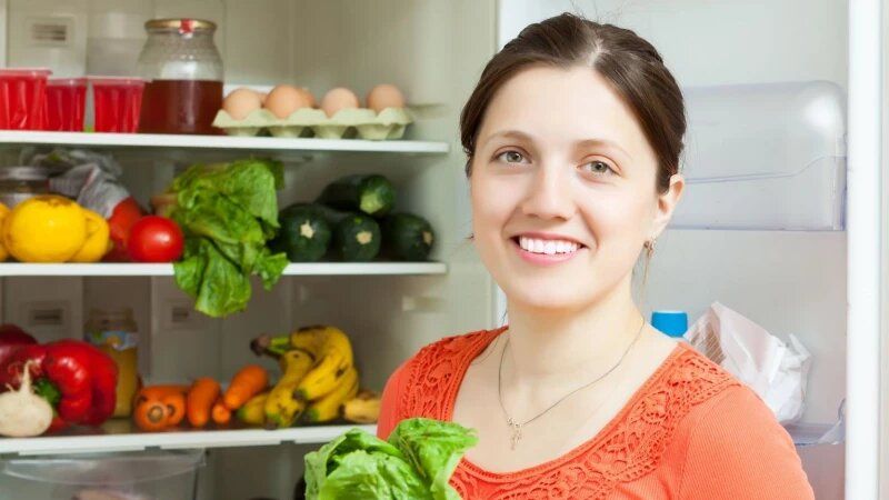 Какие продукты не стоит держать в холодильнике и почему