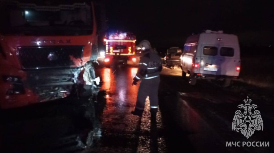 Специалисты МЧС России деблокировали погибшего в ДТП