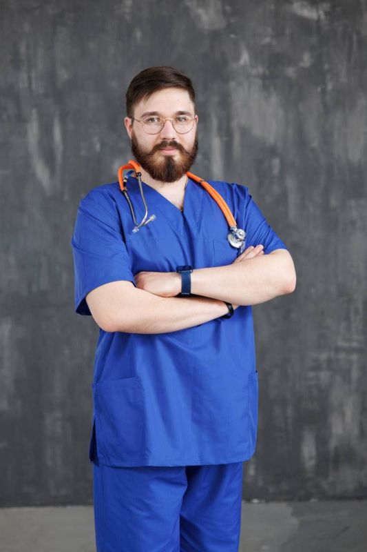 В Орской детской больнице приступил к работе молодой специалист Вячеслав Поплаухин