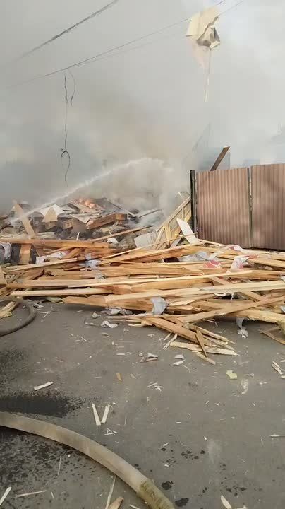 Кадры из СНТ Тюльпан в Оренбурге, где сегодня произошел взрыв и пожар в частном доме