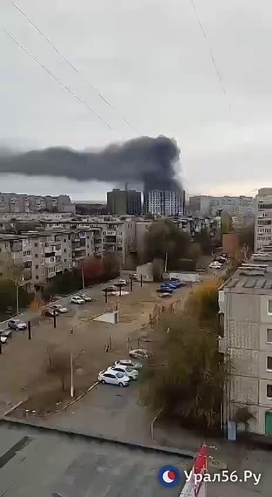 Небо заволокло черным дымом: Серьезный пожар произошел в Новотроицке сегодня утром