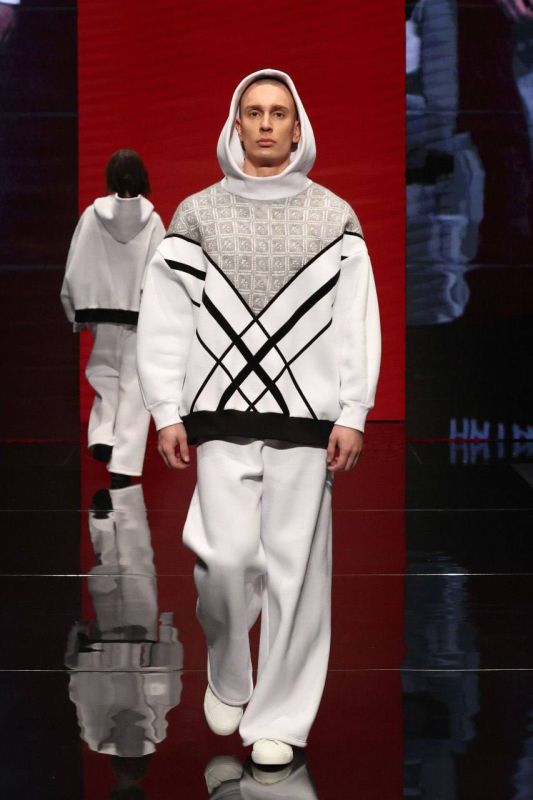 Оренбургский дизайнер показала коллекцию с элементами пухового платка на Неделе моды в Петербурге