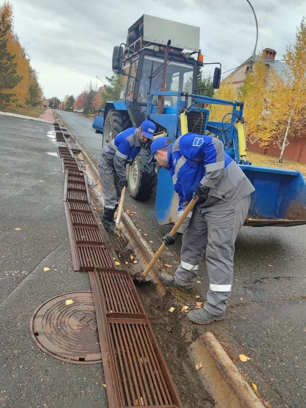 Работники управления по эксплуатации зданий и сооружений Общества «Газпром добыча Оренбург» помогли навести порядок в сквере Победы поселка Ростоши