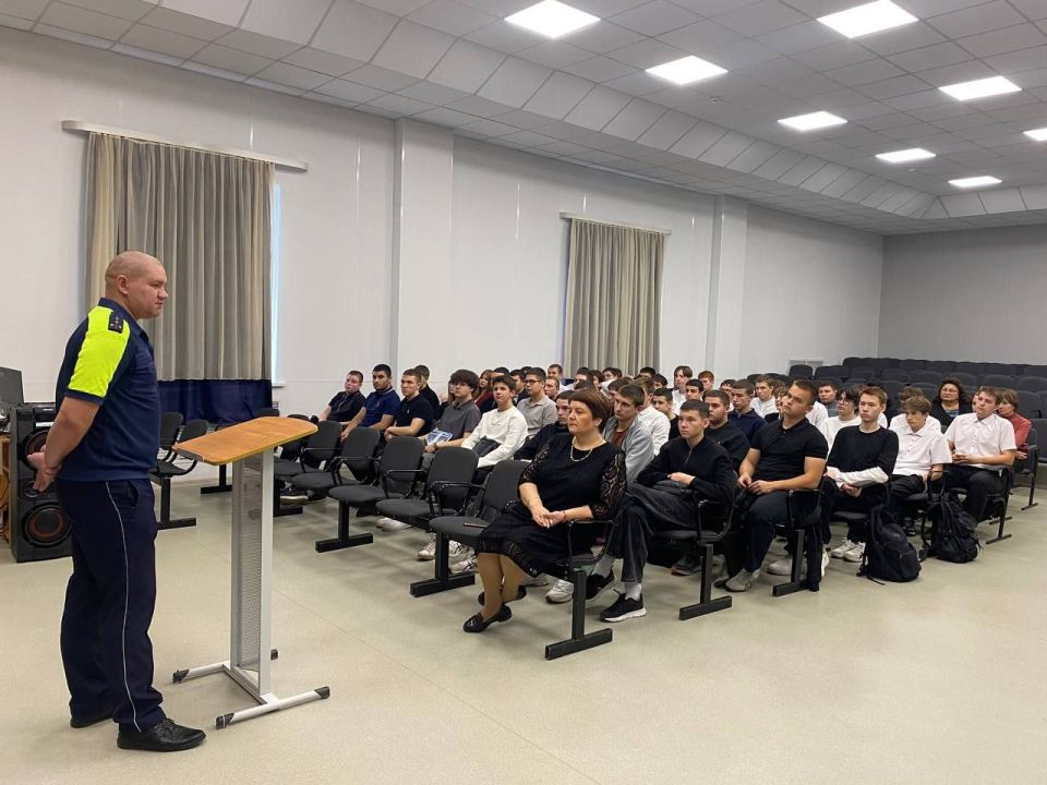 Инспектор ГИБДД провел беседу по предупреждению дорожно-транспортных происшествий с участием несовершеннолетних