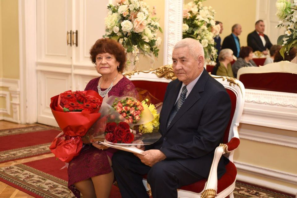 В Оренбурге чествовали супругов, отметивших золотую свадьбу