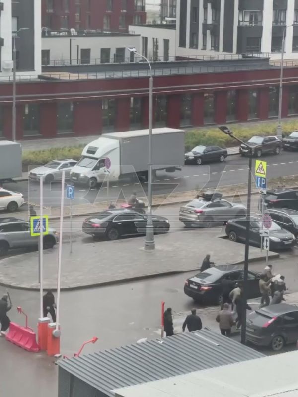 Мигранты, вооруженные дорожными знаками и лопатами, устроили массовое побоище в Москве