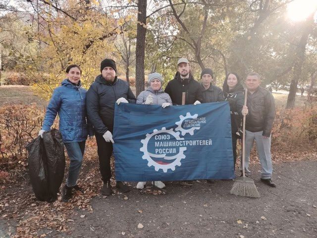 БОЛЕЕ 400 ЗАВОДЧАН ПО "СТРЕЛА" ВЫШЛИ НА УБОРКУ ГОРОДА