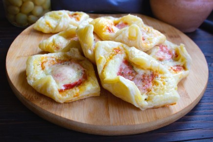 Шедевр быстрой кухни: слойки с помидорами и сыром