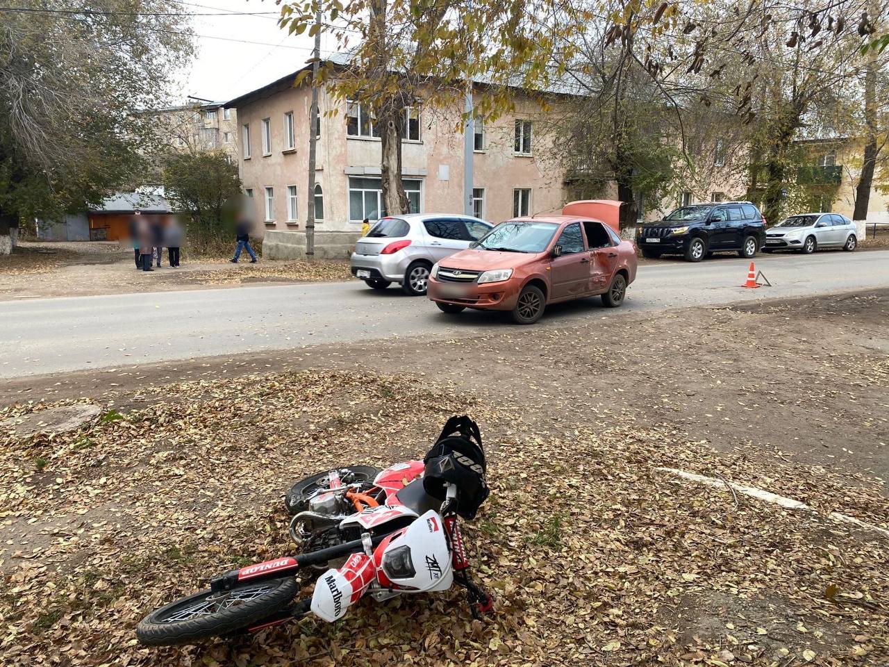 В Оренбурге два подростка на питбайке попали под колеса автомобиля