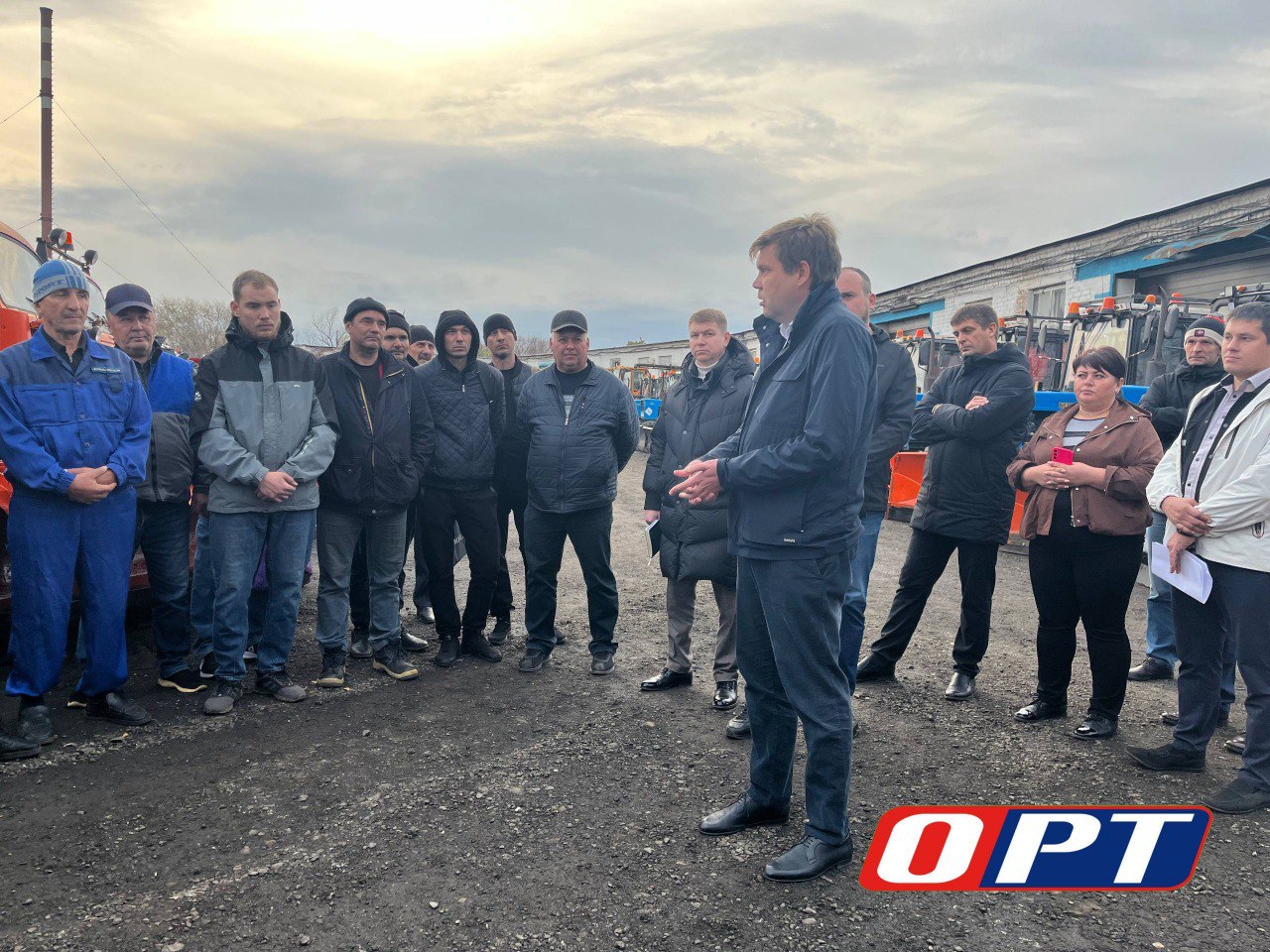 Глава Оренбурга проверил готовность спецтехники к зиме Глава Оренбурга проверил готовность спецтехники к зиме