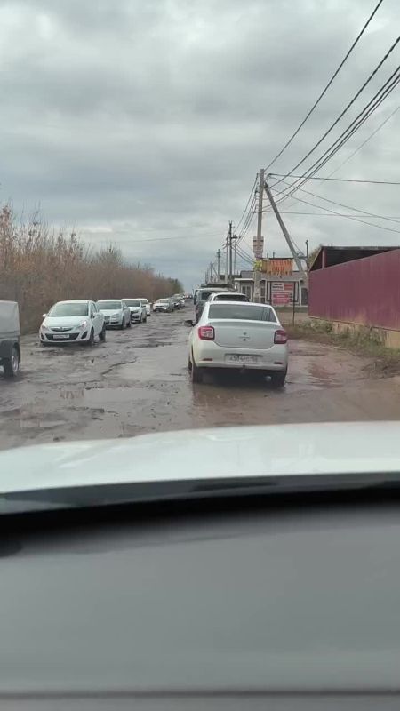 «Как после бомбежки». Именно так выглядит дорога к Ростошинским дачам в Оренбурге В социальных сетях появилось видео с дорожным покрытием, которое больше напоминает последствия боевых действий