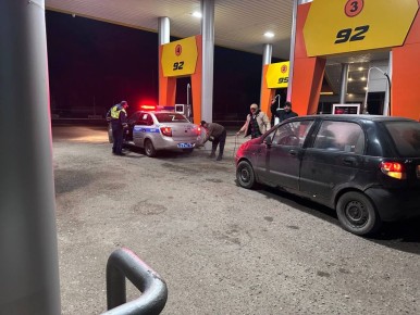 Сотрудники Госавтоинспекции Бузулука оказали помощь семье, застрявшей на трассе