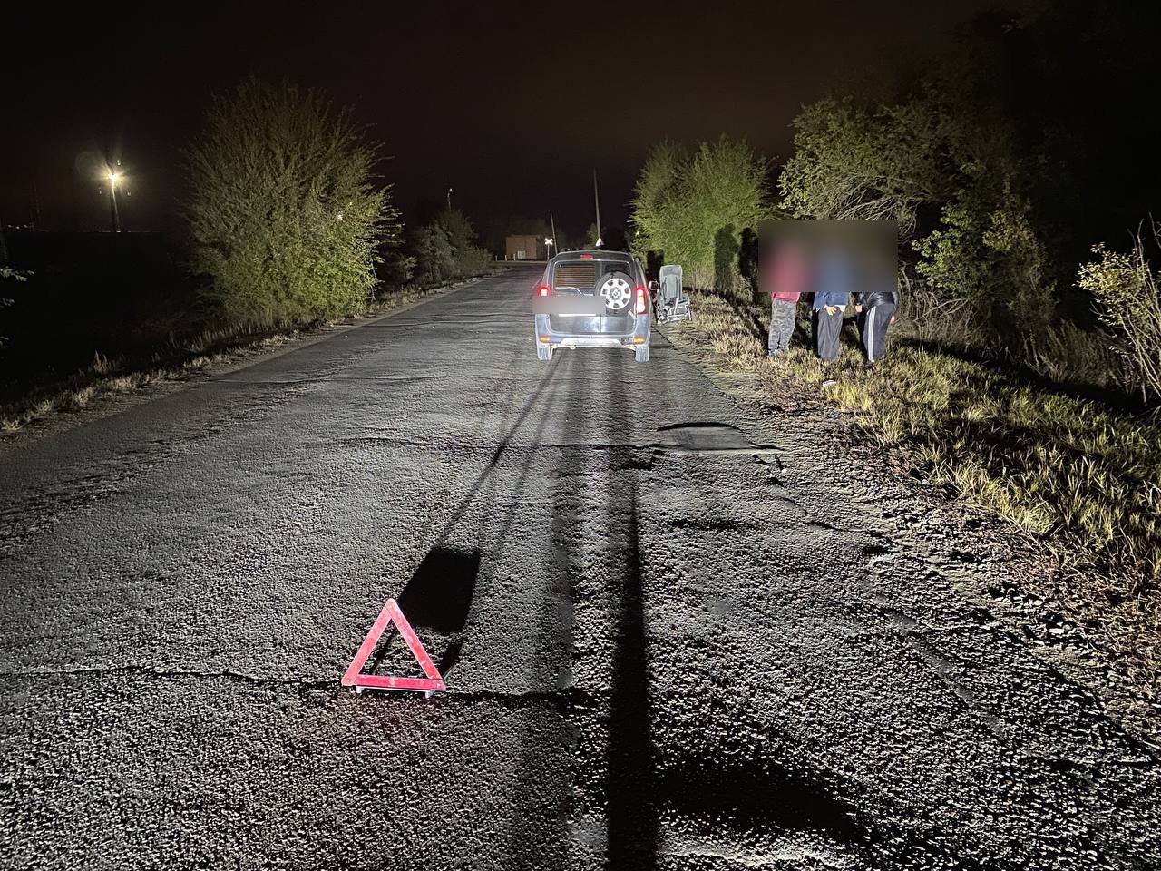 Нет ни тротуаров, ни освещения: Как таксист сбил подростка-инвалида на коляске и его дядю в п. Первомайский?