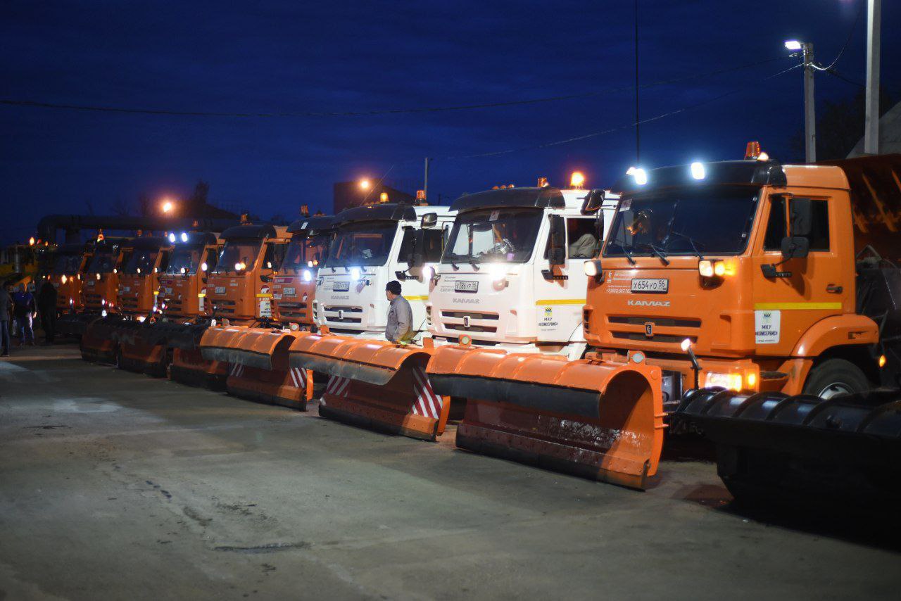 В Оренбурге проверили готовность снегоуборочной техники к предстоящей зиме В Оренбурге проверили готовность снегоуборочной техники к предстоящей зиме