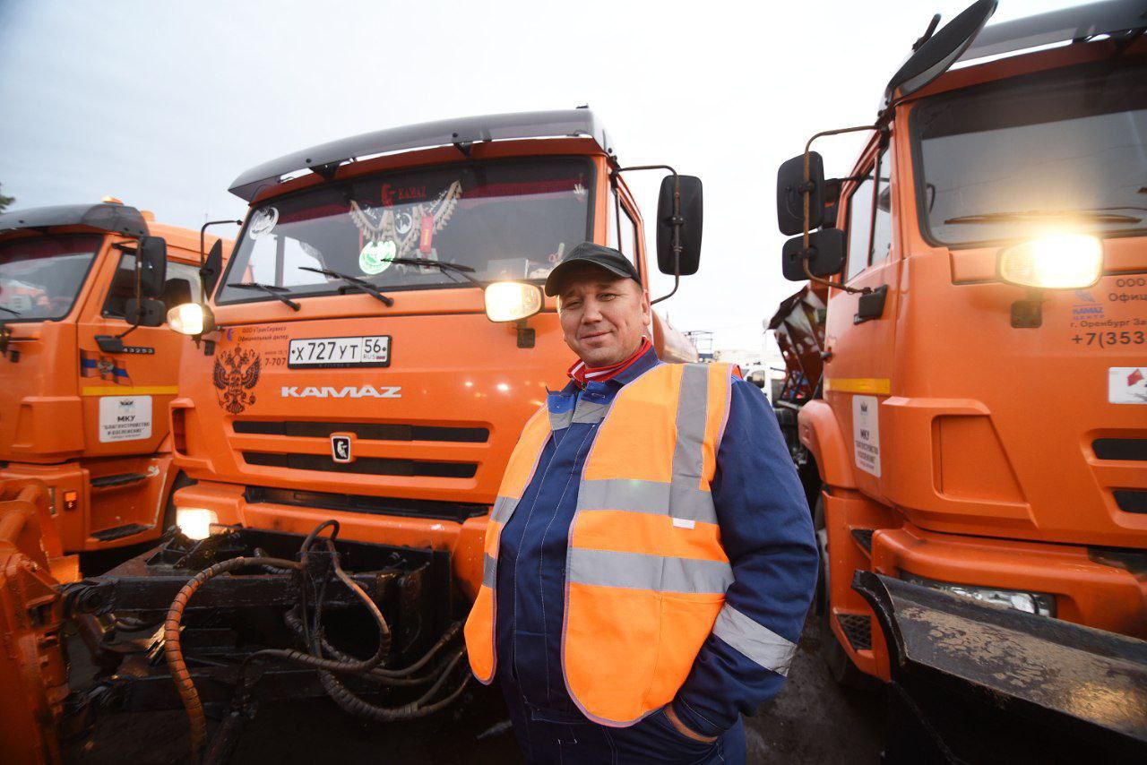 В Оренбурге проверили готовность снегоуборочной техники к предстоящей зиме В Оренбурге проверили готовность снегоуборочной техники к предстоящей зиме