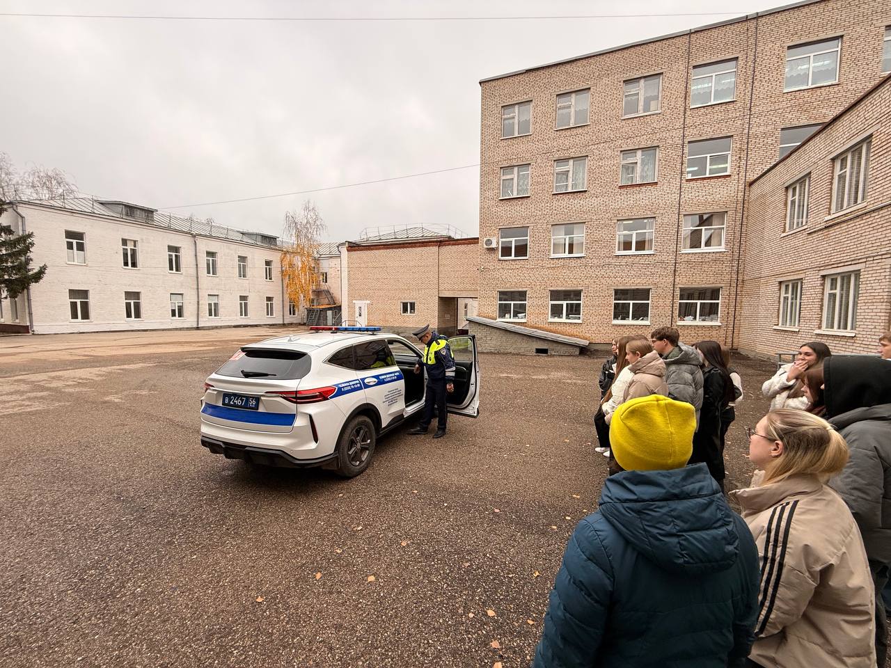 Заместитель командира взвода ДПС отдела ГИБДД МО МВД России «Бугурусланский» Леонид Власенко провел практическое занятие для студентов Бугурусланского сельскохозяйственного техникума Заместитель командира взвода ДПС отдела ГИБДД МО МВД России «Бугурусланский» Леонид Власенко провел практическое занятие для студентов Бугурусланского сельскохозяйственного техникума