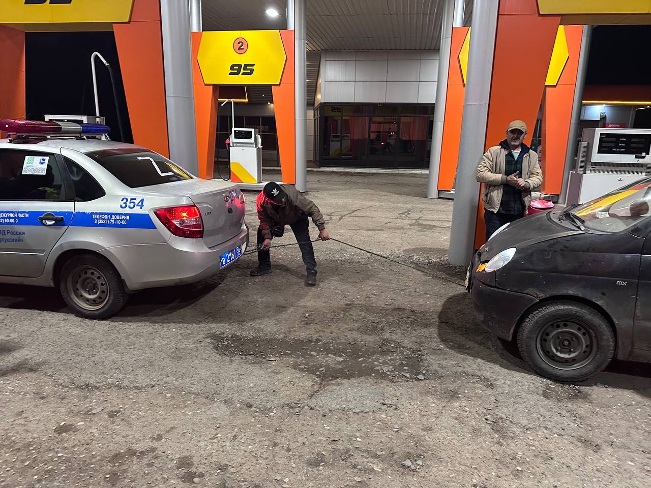 Сотрудники Госавтоинспекции Бузулука оказали помощь семье, застрявшей на трассе Сотрудники Госавтоинспекции Бузулука оказали помощь семье, застрявшей на трассе