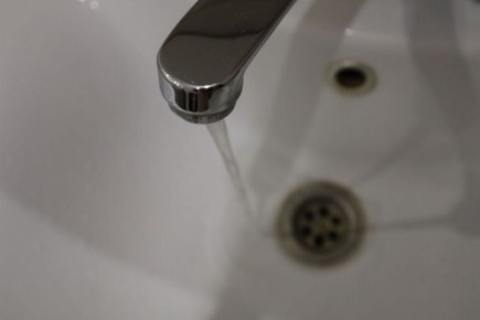 Без «Крота» и прочей «химии»: засор в ванне очень просто устранить этим средством