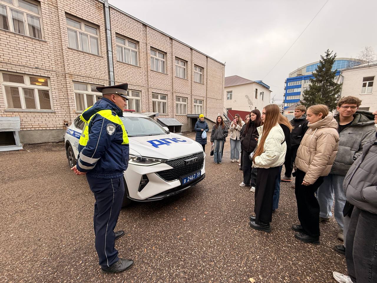 Заместитель командира взвода ДПС отдела ГИБДД МО МВД России «Бугурусланский» Леонид Власенко провел практическое занятие для студентов Бугурусланского сельскохозяйственного техникума