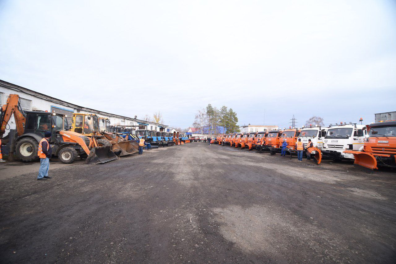 В Оренбурге проверили готовность снегоуборочной техники к предстоящей зиме В Оренбурге проверили готовность снегоуборочной техники к предстоящей зиме