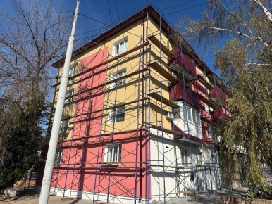 Оренбургские специалисты помогают подготовить к зиме жилой фонд в Перевальске Луганской Народной Республики