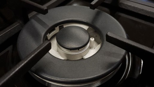 Жир с чугунной решетки отлетит мгновенно: перед очисткой плиты сделайте вот что