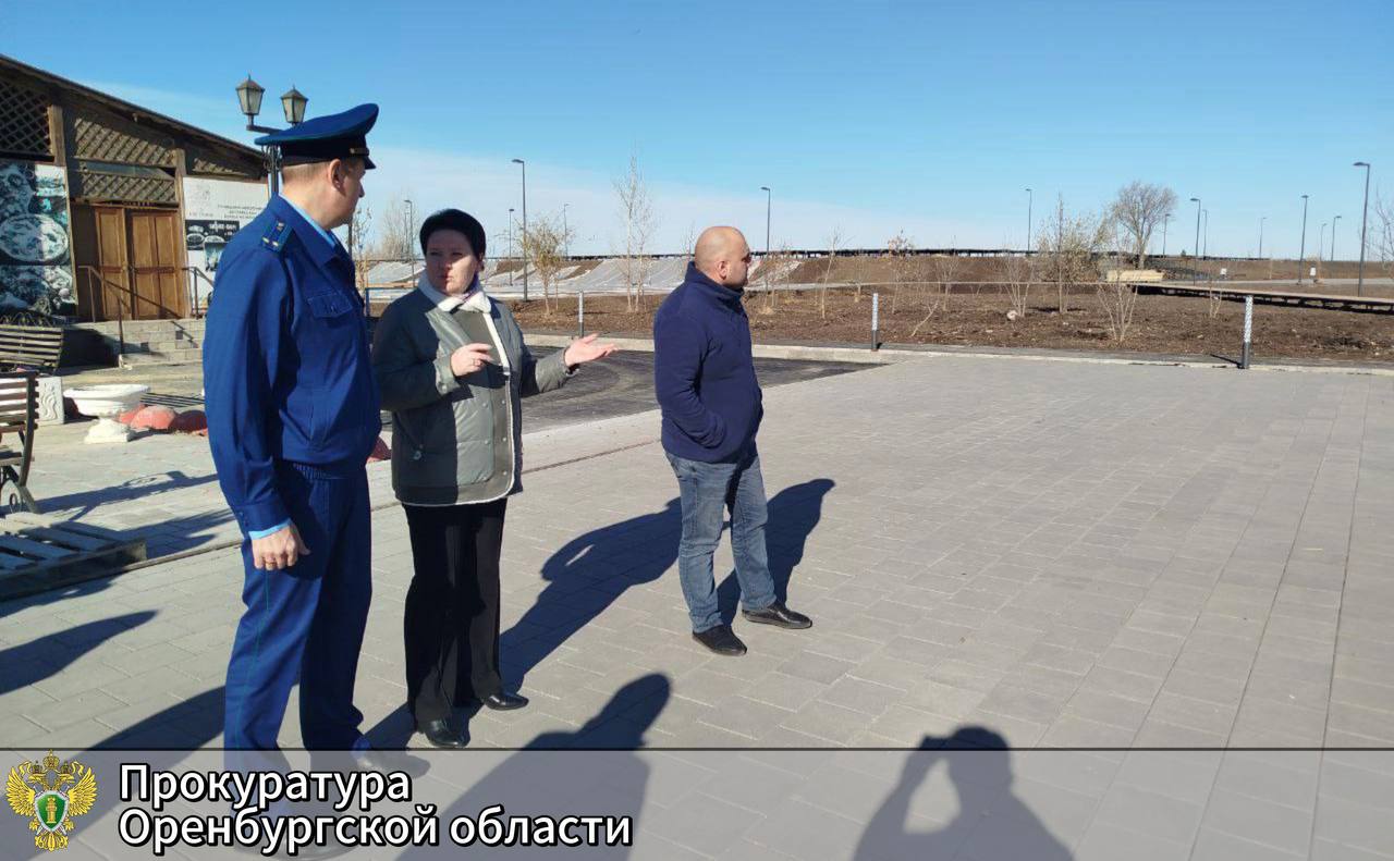 Прокурор Ясненского района оценил ход выполнения работ по обустройству городского пруда Прокурор Ясненского района оценил ход выполнения работ по обустройству городского пруда