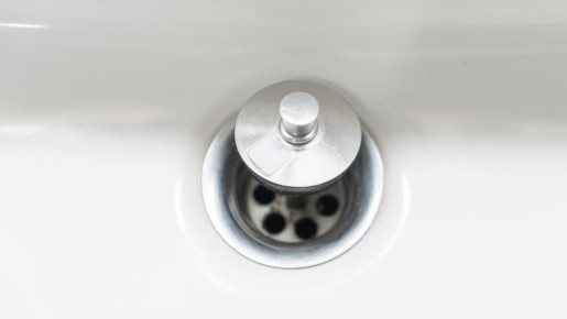 Сода тут не поможет: вот какое средство уберет желтый налет вокруг слива