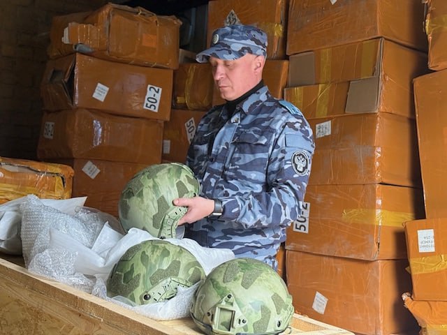 На границе с Оренбургской областью изъяли 14 беспилотников и 500 шлемов, которые тайно везли в Москву На границе с Оренбургской областью изъяли 14 беспилотников и 500 шлемов, которые тайно везли в Москву