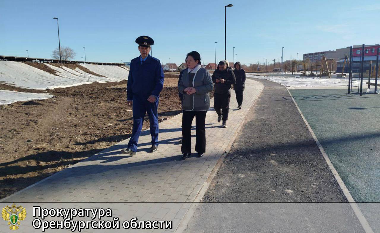 Прокурор Ясненского района оценил ход выполнения работ по обустройству городского пруда