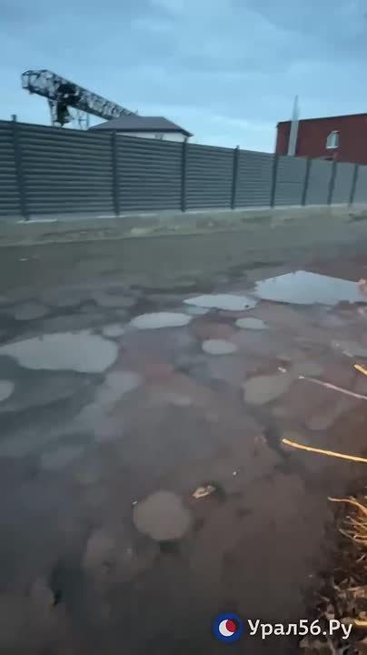 Пока у большой части Орска нет воды из-за аварии, в районе улицы Строителей не могут просохнуть лужи от ее протечки