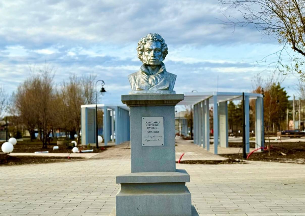 В Орске завершают реконструкцию сквера Пушкина