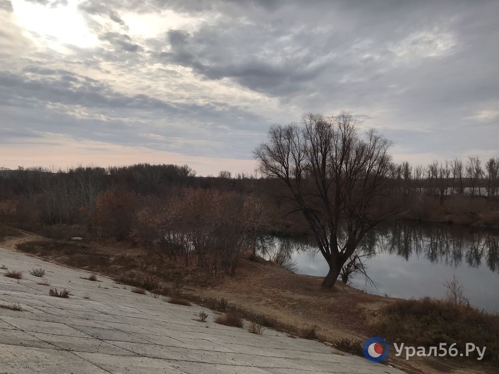 Осенняя река Орь и мост через нее в Орске Осенняя река Орь и мост через нее в Орске