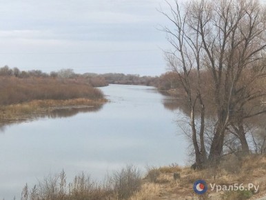 Осенняя река Орь и мост через нее в Орске