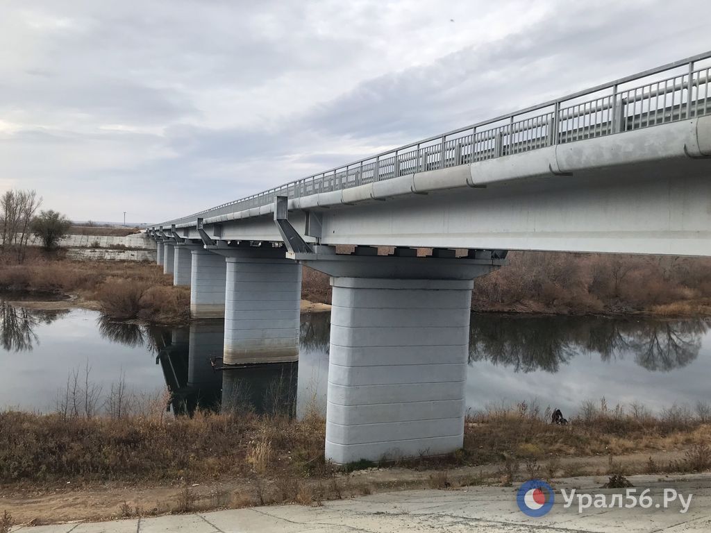 Осенняя река Орь и мост через нее в Орске Осенняя река Орь и мост через нее в Орске