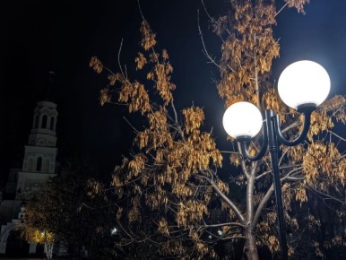 Ночной осенний Сорочинск в свете уличных фонарей