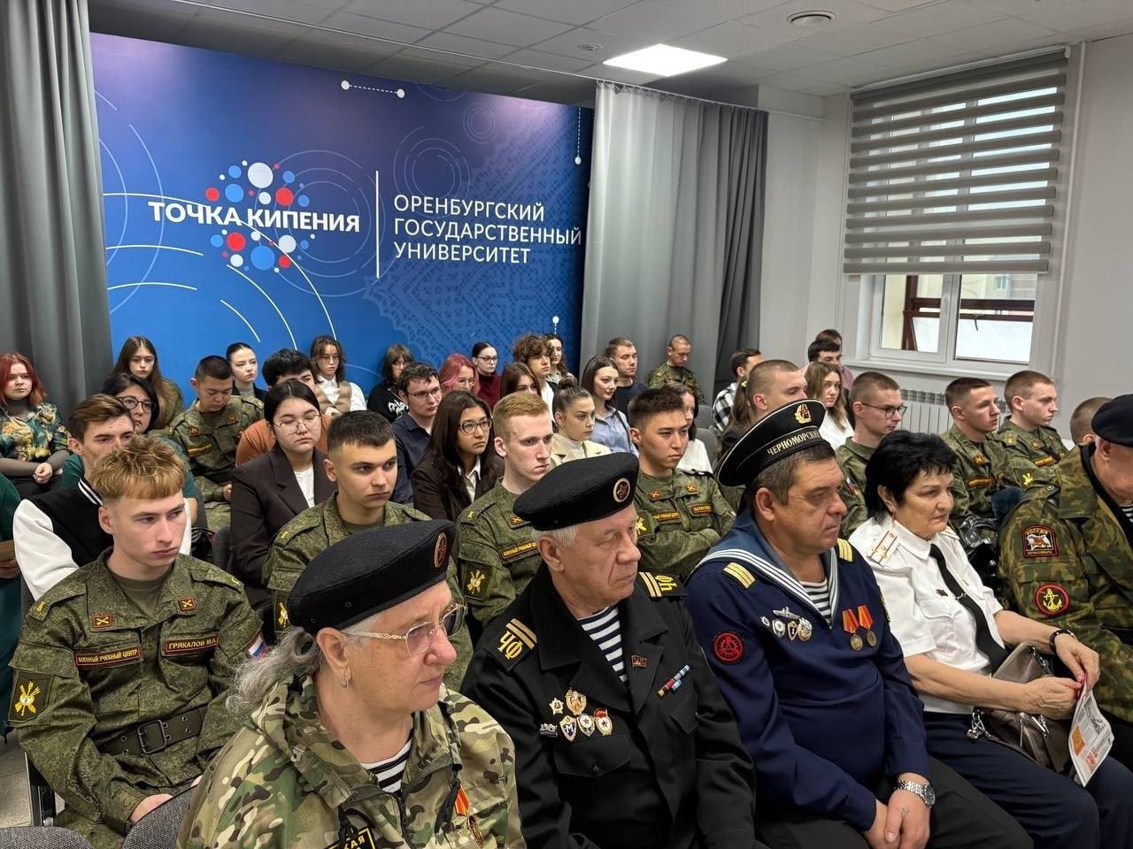 В ОГУ открылась выставка «Герои нашего времени»: студентам рассказали о подвиге защитников Отечества В ОГУ открылась выставка «Герои нашего времени»: студентам рассказали о подвиге защитников Отечества