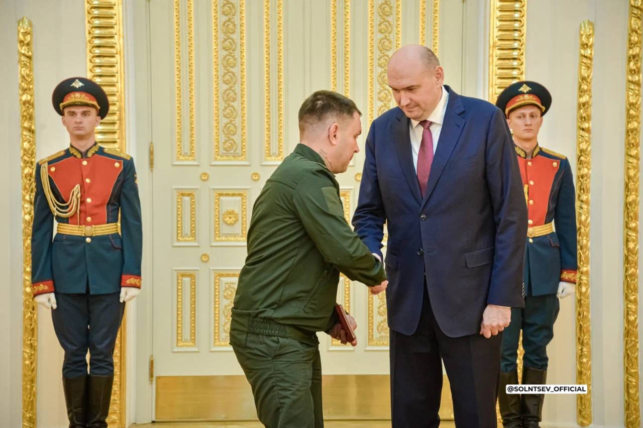 Евгений Солнцев: По поручению президента Владимира Владимировича Путина вручил 42 заслуженные награды оренбуржцам Евгений Солнцев: По поручению президента Владимира Владимировича Путина вручил 42 заслуженные награды оренбуржцам