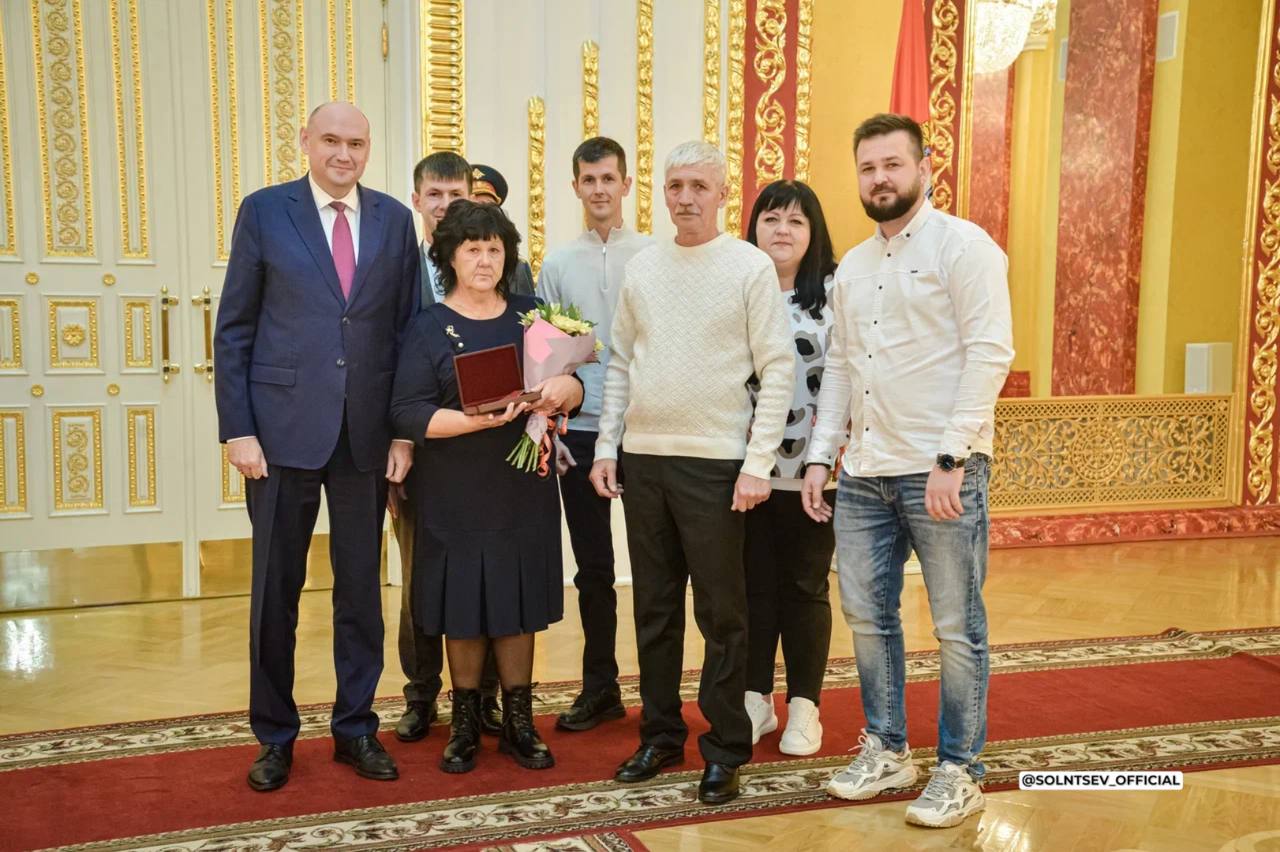 Евгений Солнцев: По поручению президента Владимира Владимировича Путина вручил 42 заслуженные награды оренбуржцам