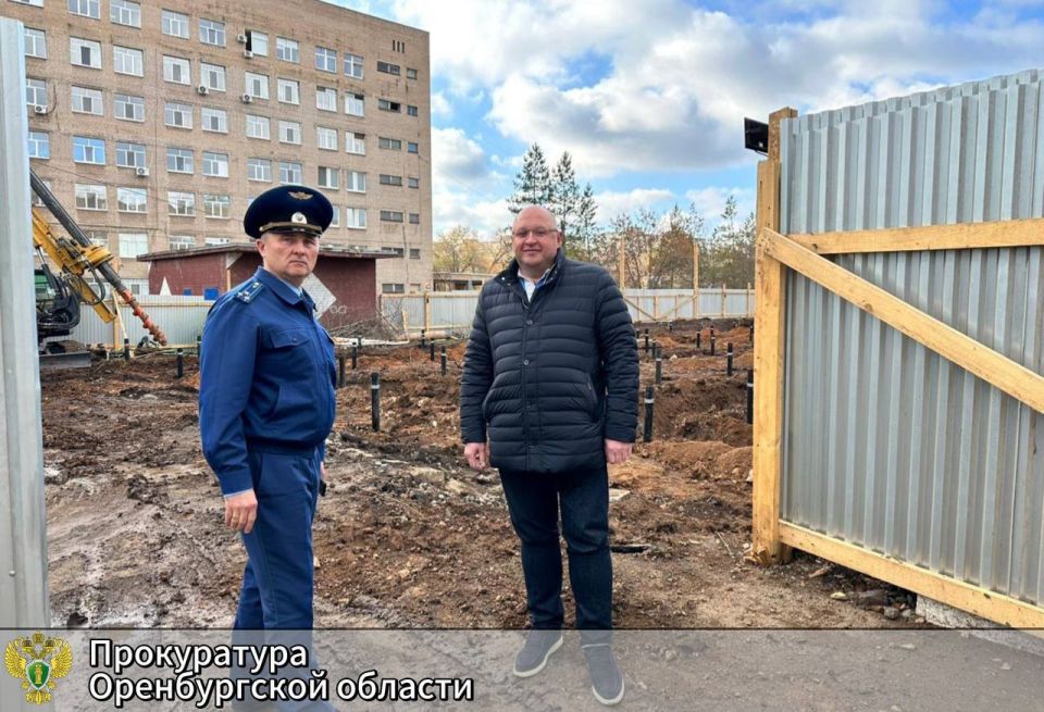 Прокурор Центрального района Оренбурга осмотрел ход работ по возведению модульных конструкций учреждений здравоохранения