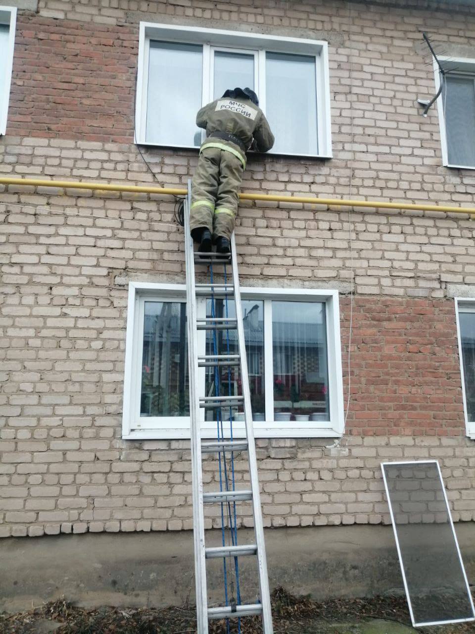 В Акбулаке пожарные спасли малыша, запертого в квартире