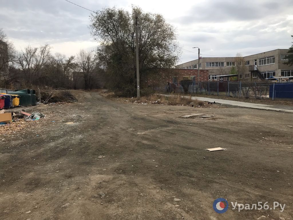 К домам задом, к детсаду передом: В Орске мусор от площадки летит на тротуары и к дошкольникам К домам задом, к детсаду передом: В Орске мусор от площадки летит на тротуары и к дошкольникам
