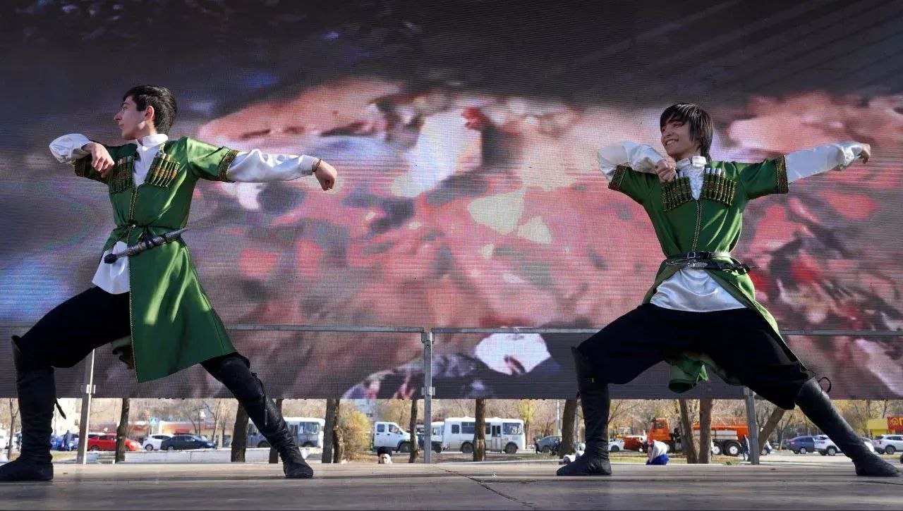 Оренбуржцы отметили День народного единства Оренбуржцы отметили День народного единства