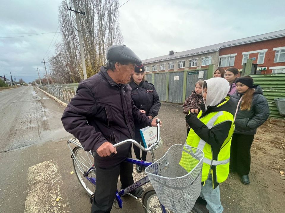 В рамках профилактического мероприятия "Пешеход" сотрудники Госавтоинспекции МУ МВД России "Орское" активно проводят профилактические беседы с пешеходами, напоминая о важности соблюдения правил дорожного движения и о... В рамках профилактического мероприятия "Пешеход" сотрудники Госавтоинспекции МУ МВД России "Орское" активно проводят профилактические беседы с пешеходами, напоминая о важности соблюдения правил дорожного движения и о...