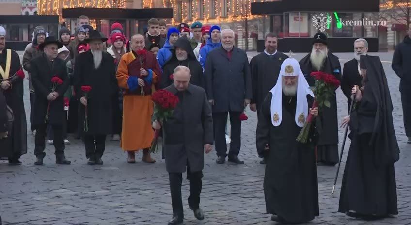 В День народного единства Владимир Путин возложил цветы к памятнику Кузьме Минину и Дмитрию Пожарскому на Красной площади в Москве