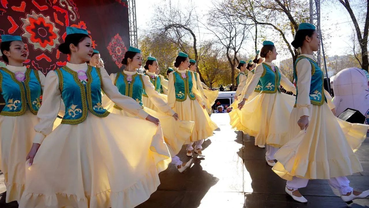 Оренбуржцы отметили День народного единства Оренбуржцы отметили День народного единства